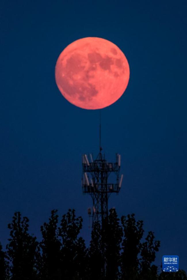 “超(chāo)級月亮”現(xiàn)身天宇