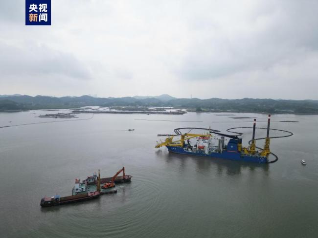 “天鲸号”投入平(ping)陸運河建設施(shi)工