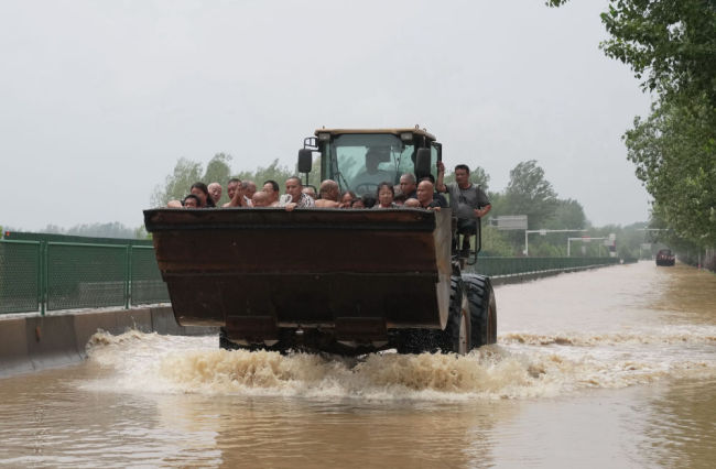 華北、黃淮等地(di)抗擊汛情一線(xiàn)直擊