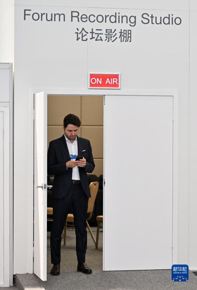 探(tàn)訪2023夏季達(dá)沃斯論壇(tan)主新聞中(zhong)心