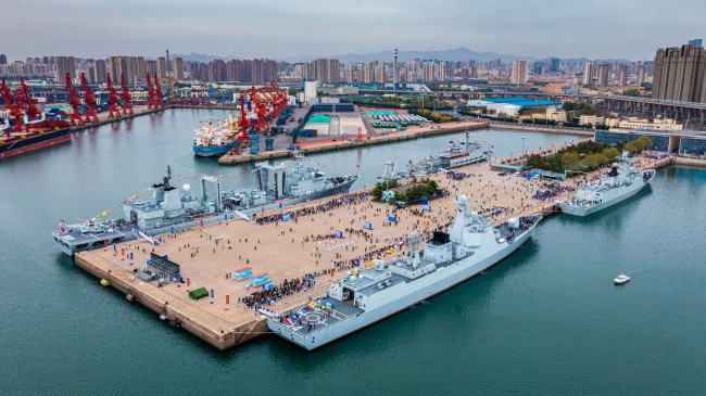 海軍(jun)舉行艦艇開(kāi)放活動,開封(fēng)艦首次向公(gong)衆敞開大門(mén)