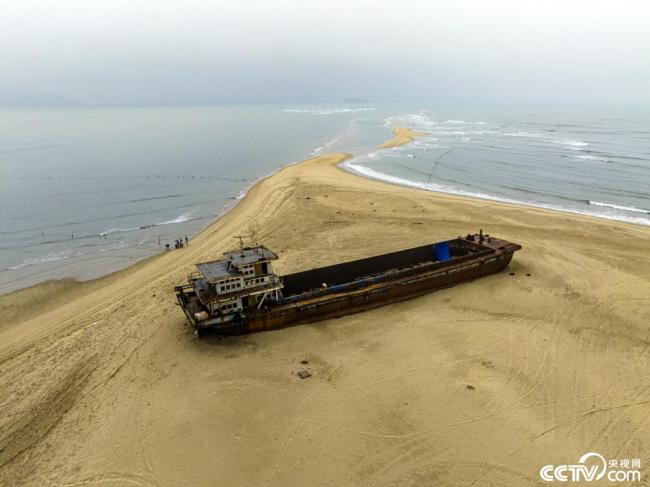 廣東茂(mào)名：海灘現交叉(cha)潮景觀