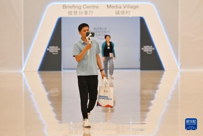 探(tàn)訪2023夏季達(da)沃斯論壇(tán)主新聞中(zhong)心