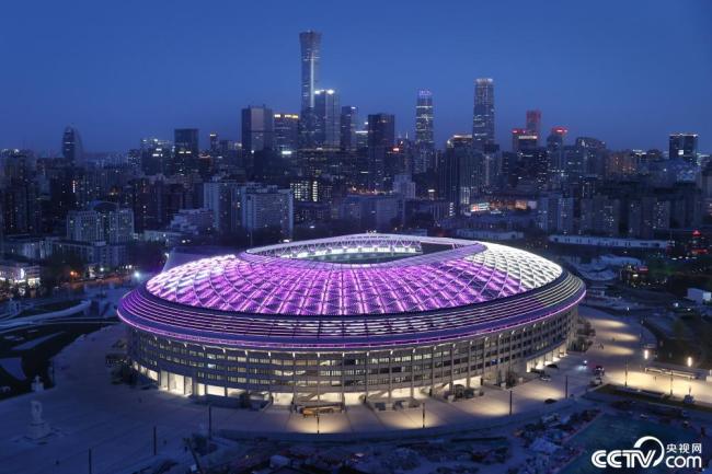 北(běi)京：“新工體”進行(hang)燈光測試