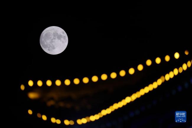 “超級(jí)月亮”現身(shēn)天宇