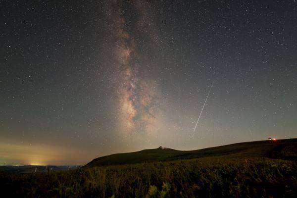 看!英仙(xian)座流星雨絕(jue)美瞬間