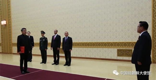 中(zhōng)國駐朝鮮大使(shǐ)王亞軍向崔龍(lóng)海委員長遞交(jiāo)國書