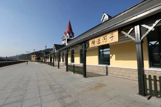 火車(che)拉來的百年(nian)小鎮!坐高鐵(tiě)去一趟吧