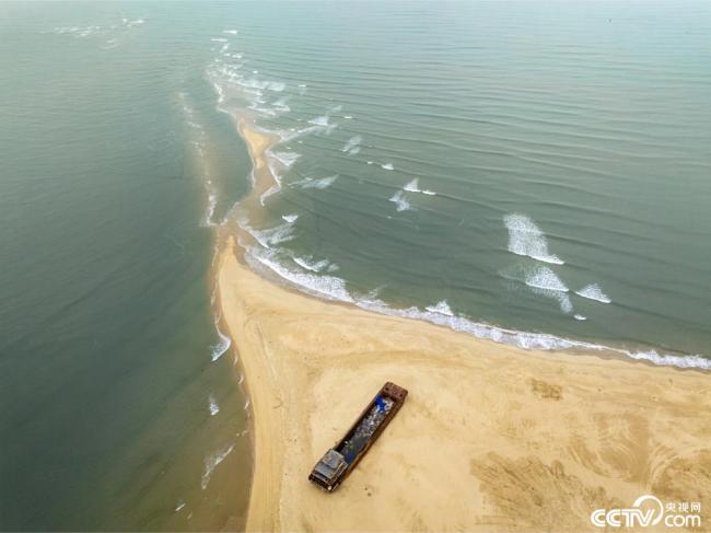 廣東茂名：海(hai)灘現交叉潮景(jing)觀