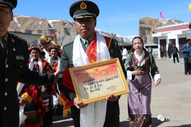 冰消雪(xue)融時，一等功喜(xǐ)報送到戍邊軍(jun1)人加央歐珠家(jia)中