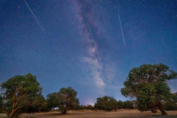 看!英仙(xiān)座流星雨絕(jue)美瞬間