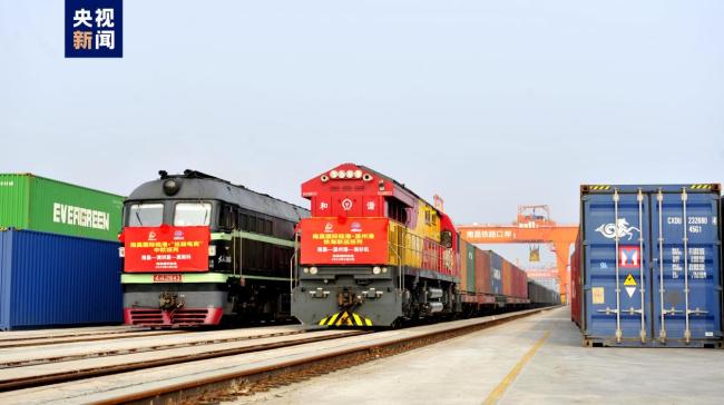 南昌(chāng)國際陸港三列(liè)外貿班列同時(shi)開行