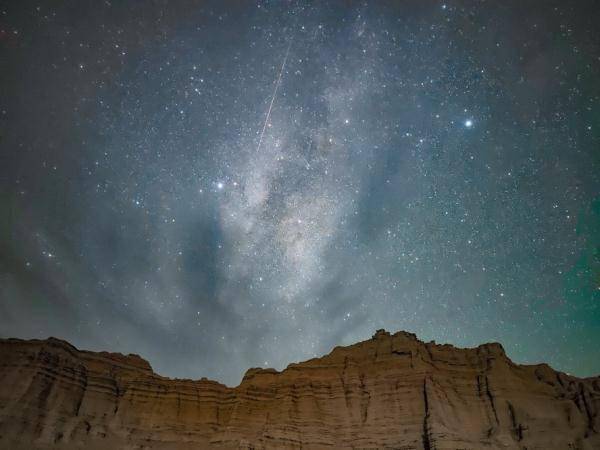 看(kàn)!英仙座流星(xīng)雨絕美瞬間(jiān)