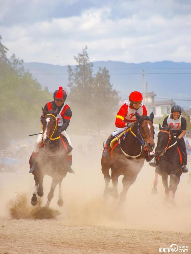 雲南大(da)理：三月街民族(zú)節賽馬大會開(kai)幕