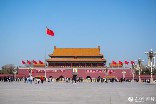 兩會召(zhào)開在即 北京天(tiān)安門廣場紅旗(qi)招展