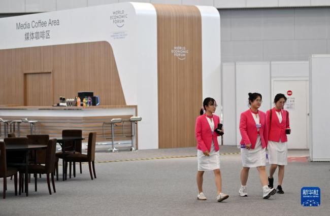 探訪(fǎng)2023夏季達沃(wò)斯論壇主(zhu)新聞中心(xīn)