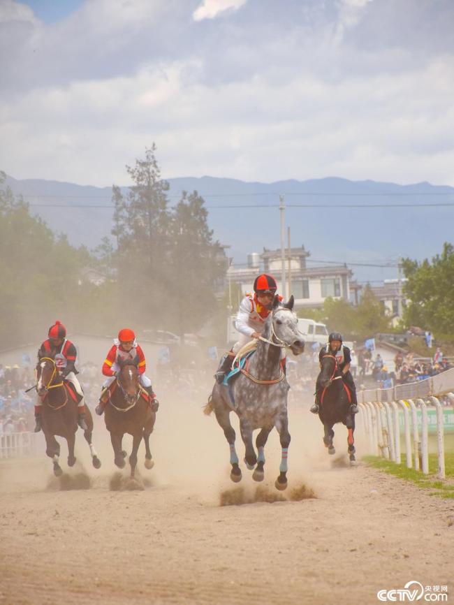 雲(yun)南大理：三月街(jie)民族節賽馬大(dà)會開幕