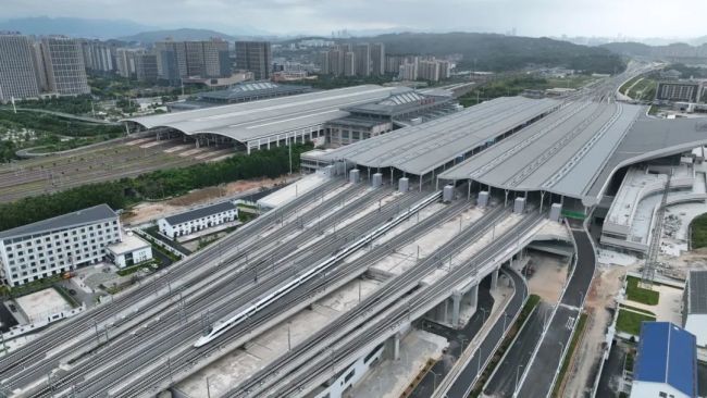 我國首條設計(ji)時速350公裡的跨(kua)海高鐵開始試(shì)運行!